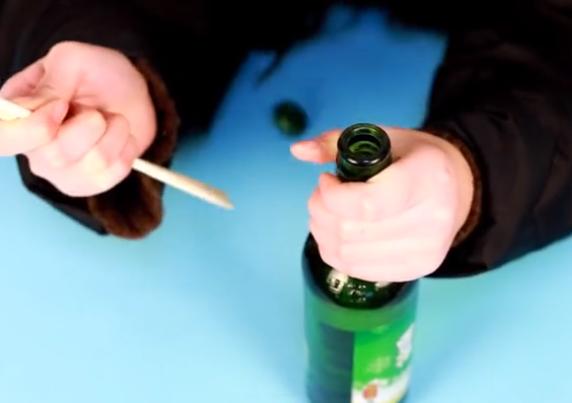直接将啤酒瓶架在板凳或者是桌子的边缘,然后用手掌向下一按,就可以