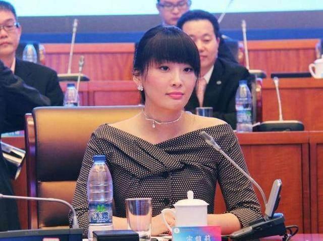 娃哈哈公主无缘接班，身家30亿美元却和父亲竞争，37岁仍单身