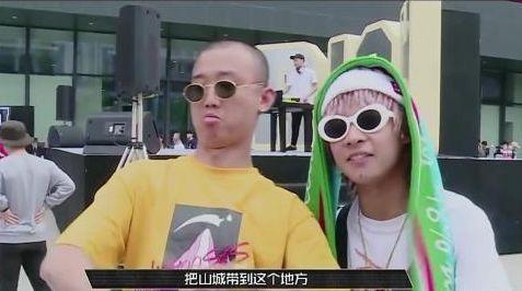 嘻哈歌手bridge婚礼现场曝光！一头脏辫超抢眼，面对妻子秒害羞！