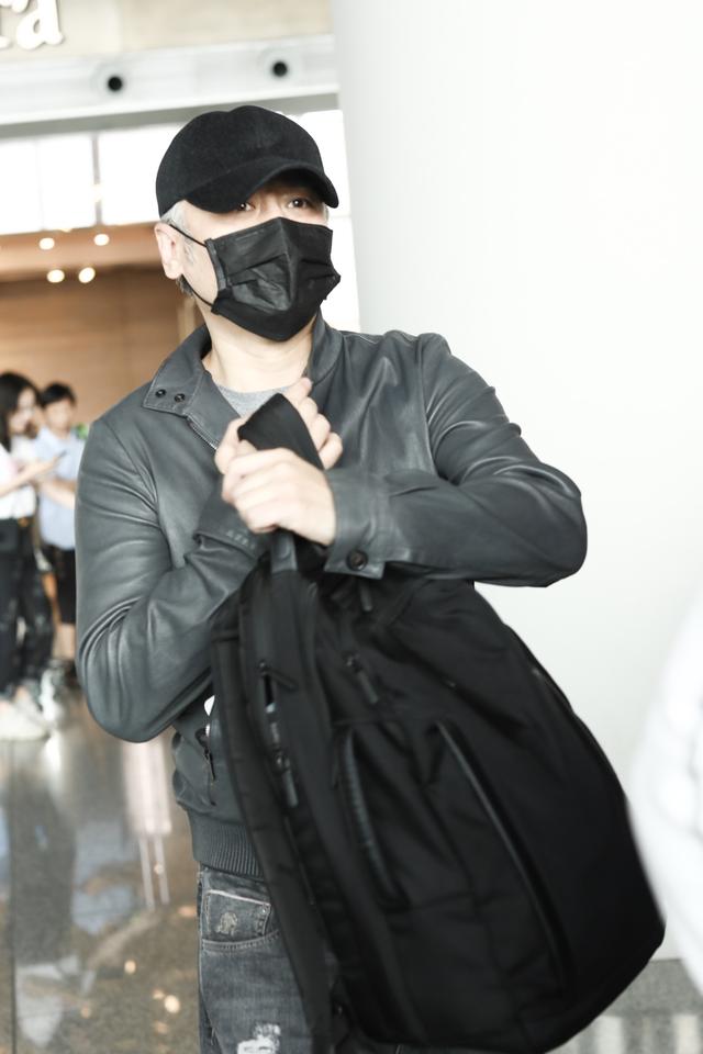 50岁吴秀波近照尽显苍老，头发花白像个老人