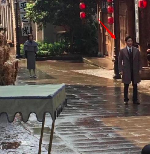 鹿晗拍杂志关晓彤来探班，真的越来越甜蜜了