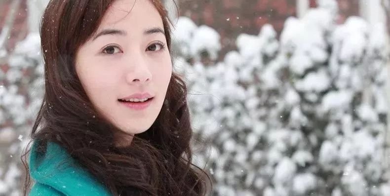 强捧崩了！承包芒果台，资源逆天，难道她真是个“空壳花瓶”？