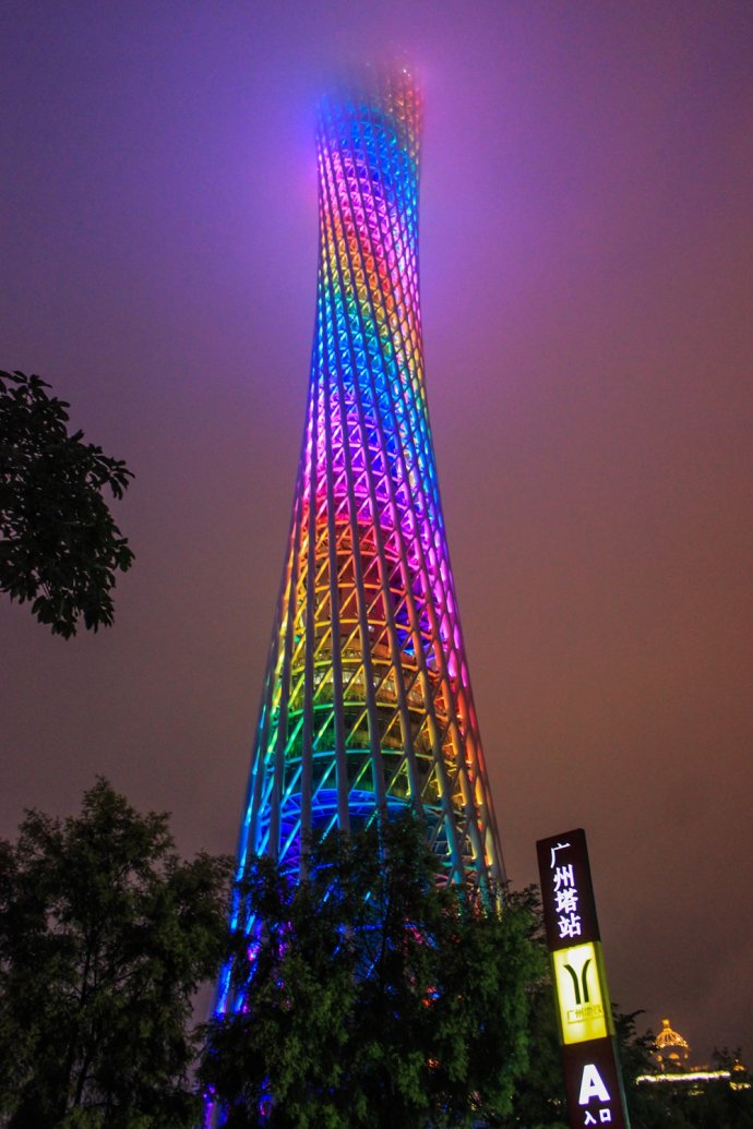 雨夜中的小蛮腰(广州塔)给珠江夜景增添了无限的风情