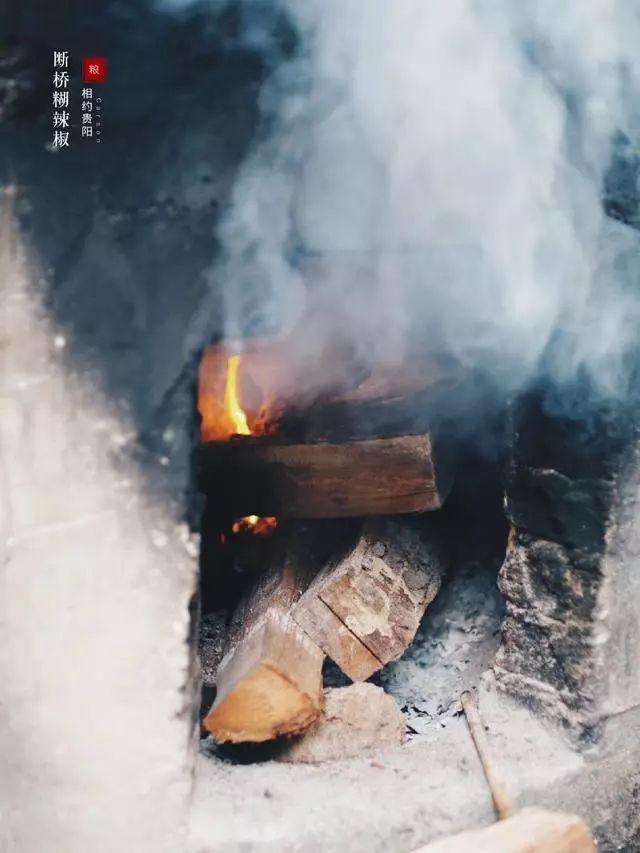 贵州这位大姐制作煳辣椒有20年,连手板心都有一股辛辣味道