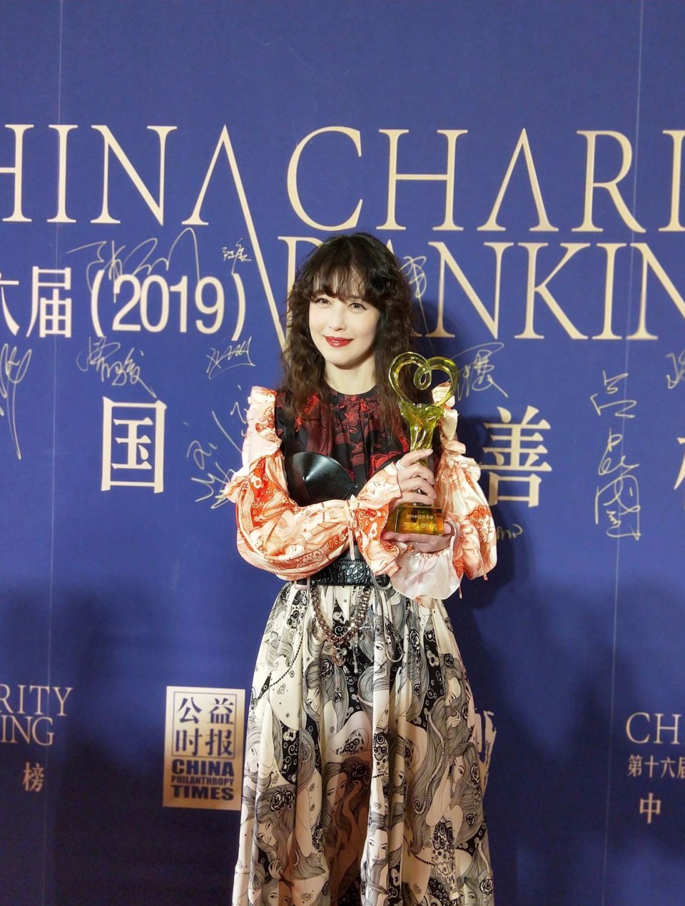 最美灭绝师酞非周海媚莫属，54岁凹空气刘海，像极了隔壁学院校花