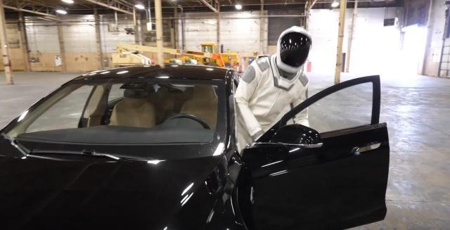 有人把特斯拉改成了防弹车！