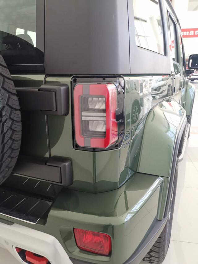 纯硬派的军绿,竟也美的,不能呼吸!北京BJ40到店实拍