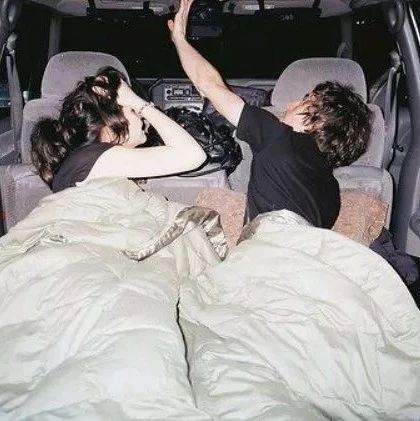 关闭门窗在车里过夜 到底会不会缺氧窒息？