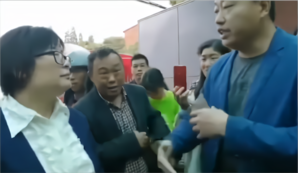 家长和学校负责人交涉。 截屏图
