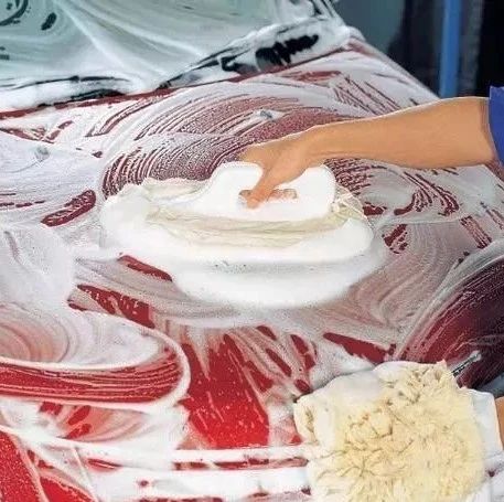 自己在家洗车，简单就用清水洗？修车老师傅：你就等着汽车报废吧