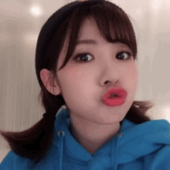 她发这张素颜照经过公司同意没？