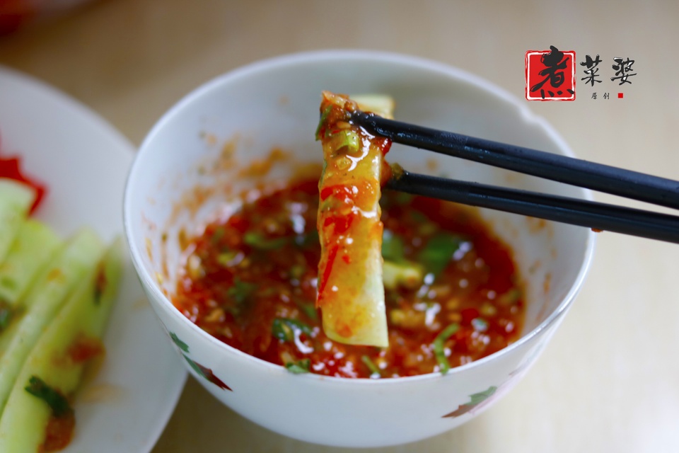 凉拌黄瓜我从来不加醋,每次用它拌,酸甜开胃倍爽脆,香辣又过瘾