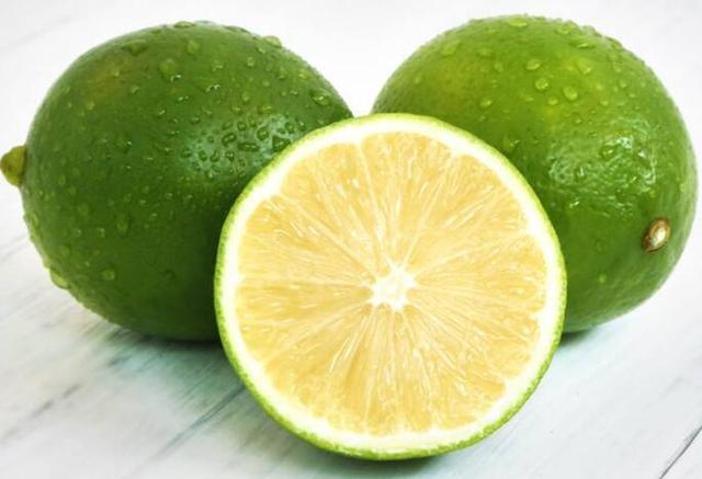 青柠檬有9大好处,怎么泡水喝最好,与黄柠檬比哪个美白效果好?