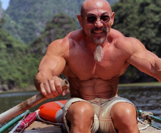 60岁老人一直坚持健身,身材强壮,犹如40岁的中年男子!