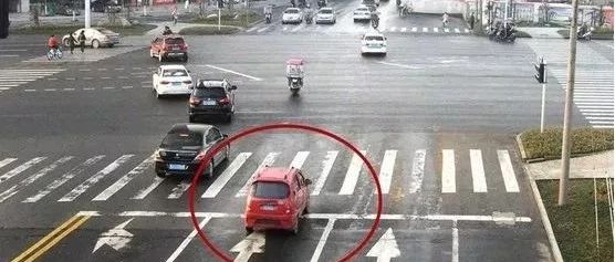 黄灯闪烁时通过罚200记3分？“冒进信号”到底是真是假