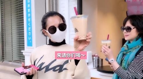 许晴飞机上狂吃？但她却被曝长期不用咬肌防止发胖