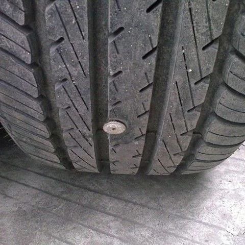 轮胎扎了钉子但还没漏气，该怎么处理？继续开会有危险吗？