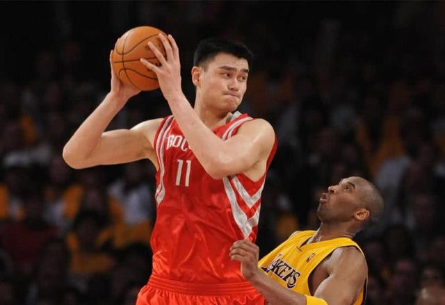 新秀中锋表现出色成为内线防守支柱未来可期