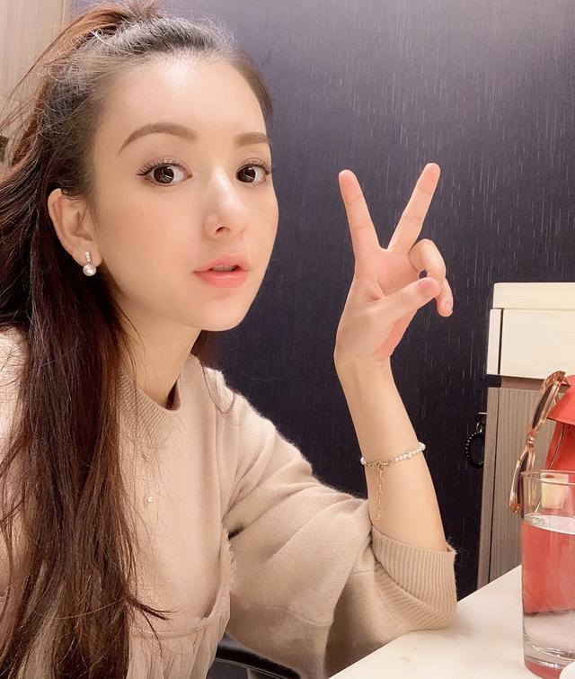 郭富城娇妻方媛产后一个月秀身材,腰肢纤细,仿佛没生过二胎