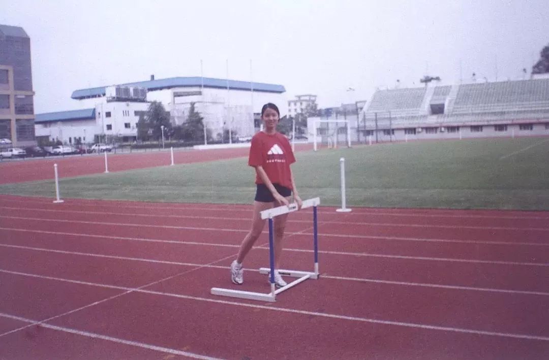 这个低调了12年的宝藏女孩，终于藏不住了.....