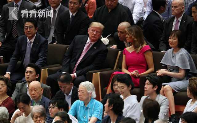 琢磨关税?特朗普看相扑赛双唇紧闭一脸不悦