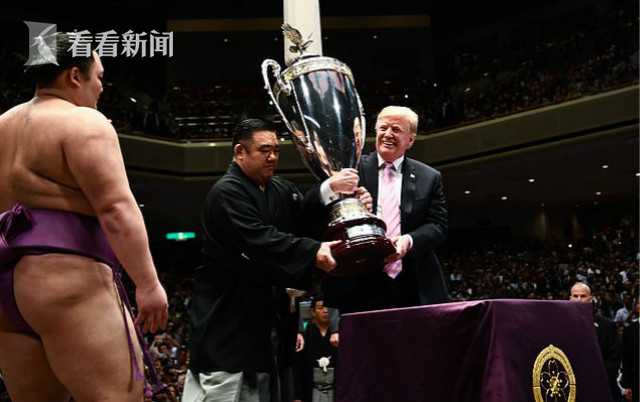 琢磨关税?特朗普看相扑赛双唇紧闭一脸不悦