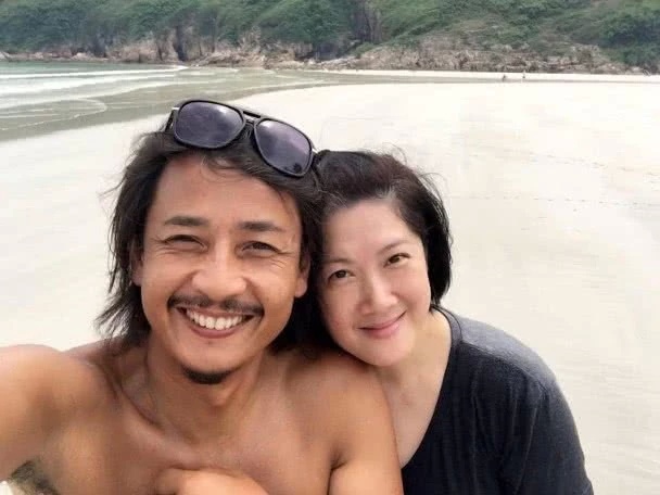 男星公开52岁太太怀胎八月孕照，赞老婆又美又有型