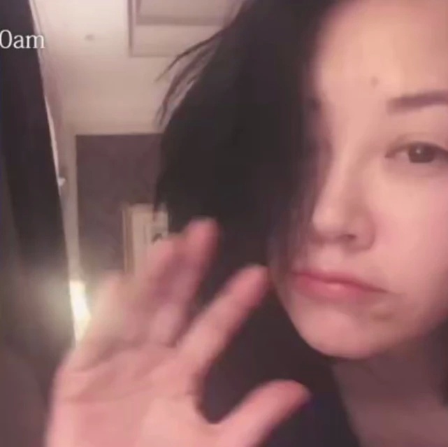 许晴一起床就自拍，不但曝光50岁素颜还意外公开奢华豪宅