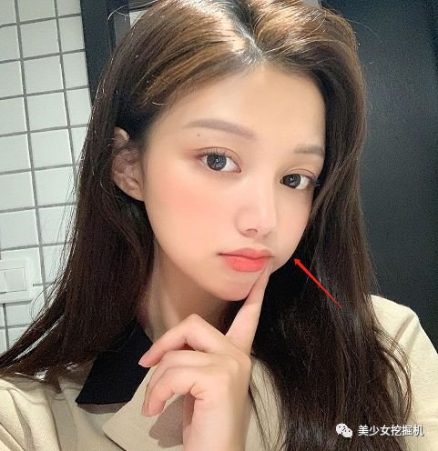 高三因撞脸何炅赵薇上热搜，毕业后隐姓埋名当模特也难逃走红！