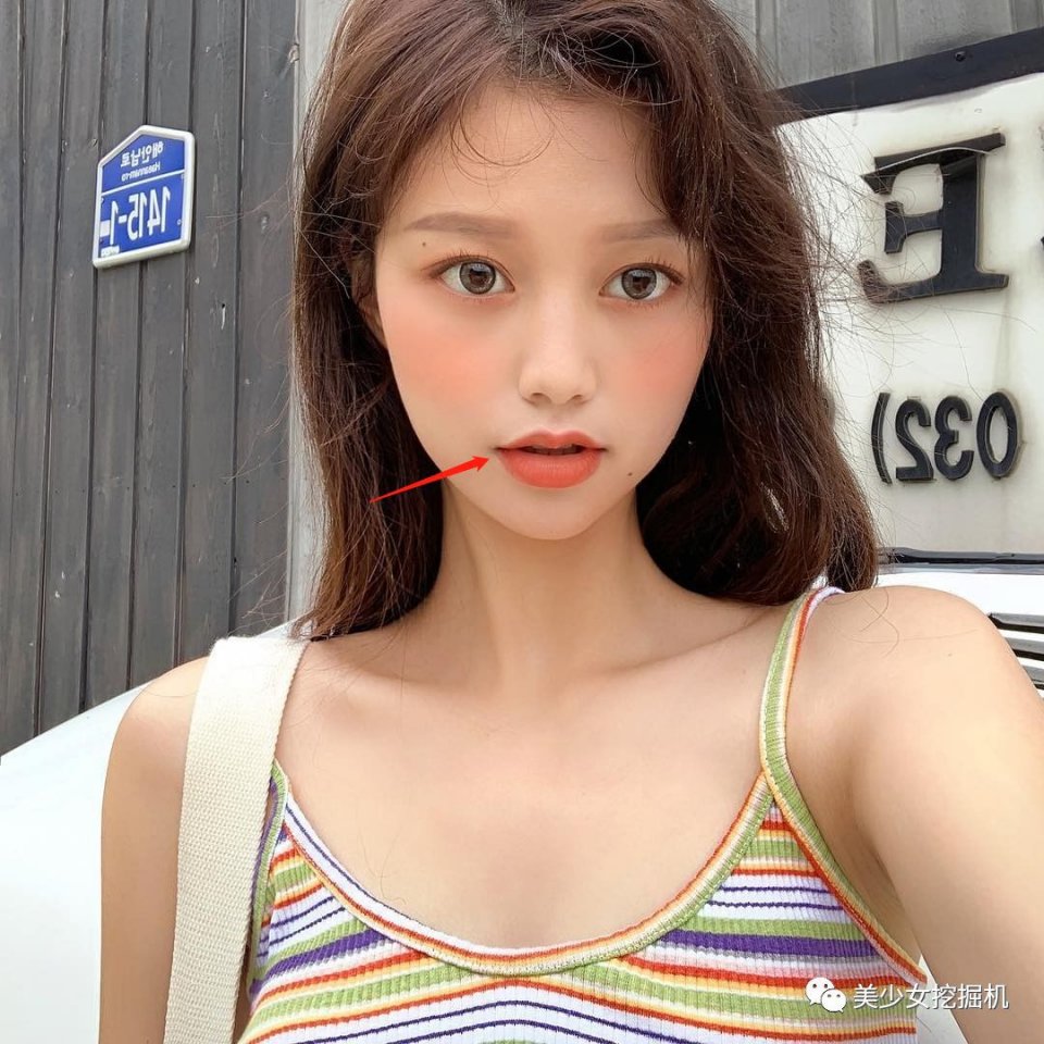 高三因撞脸何炅赵薇上热搜，毕业后隐姓埋名当模特也难逃走红！