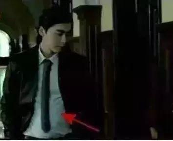 黄磊身材实在辣眼睛，谁给的勇气让中年男星把油腻肚腩当资本?