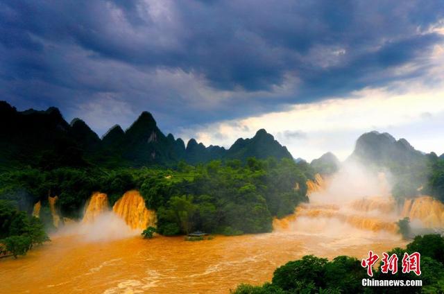 亚洲第一跨国瀑布呈现“黄金瀑布”景观