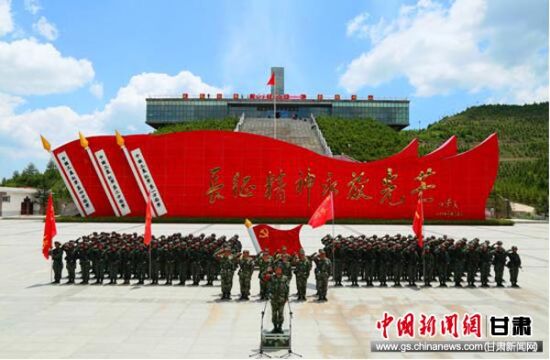 官兵在六盘山红军长征纪念馆前开展向党旗宣誓活动。