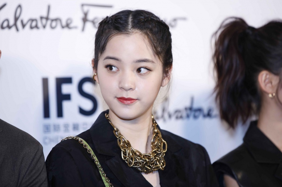 今天是甜酷girl！欧阳娜娜秒变好奇宝宝 扎小辫又美又飒