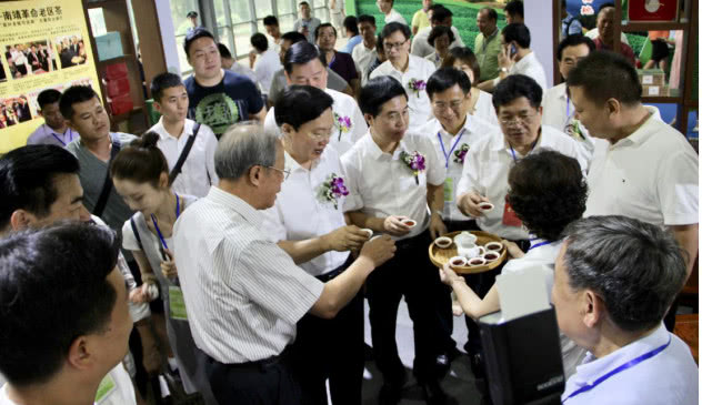 在展会上,嘉宾品尝南靖土楼茶