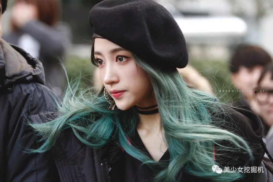 她们竟不输网红，一个嫩成翻版lisa ，一个秒变寡姐！
