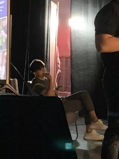 她的前男友是薛之谦？因误放前任歌曲被现任于小彤当街怒骂？