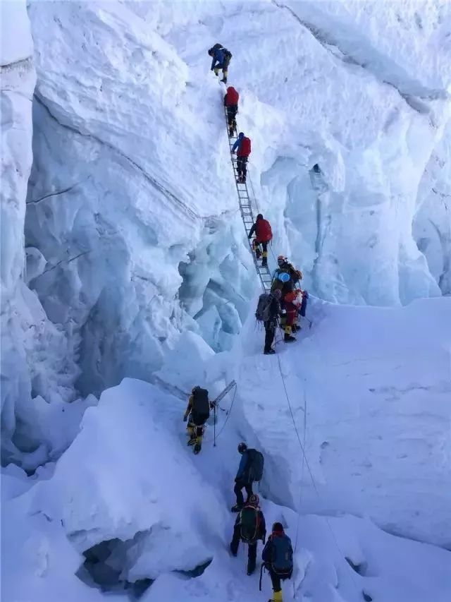 保登顶不保活命！花40万排队打卡的珠峰产业链，是怎么害死11人的？