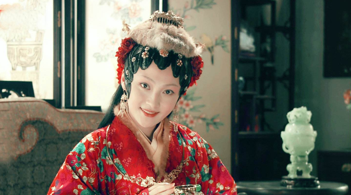 姚笛低调现身，未婚夫正脸照遭曝光，微胖圆脸戴眼镜十分斯文！