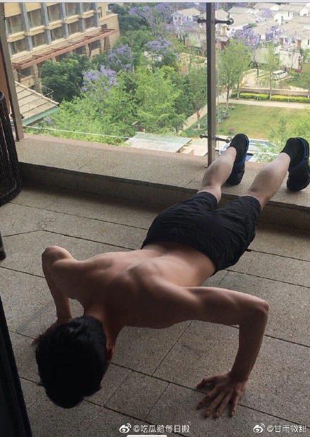 林更新身材上热搜,看了何润东新片,这身材才叫帅气