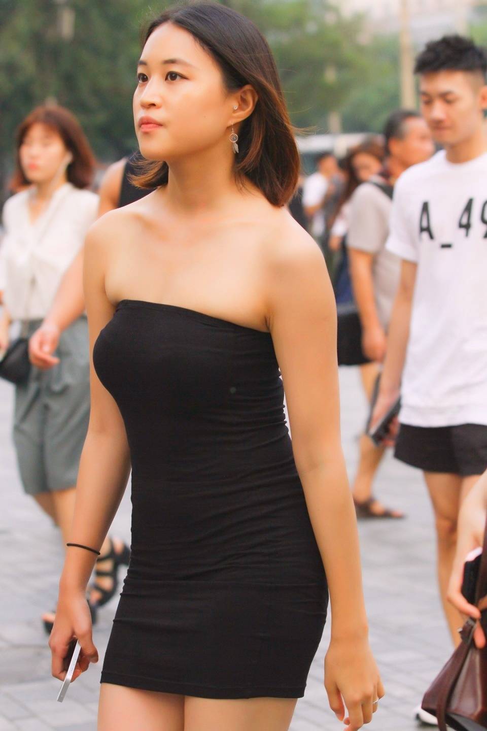 轻熟少妇穿超短裙,性感撩人,女人味十足!