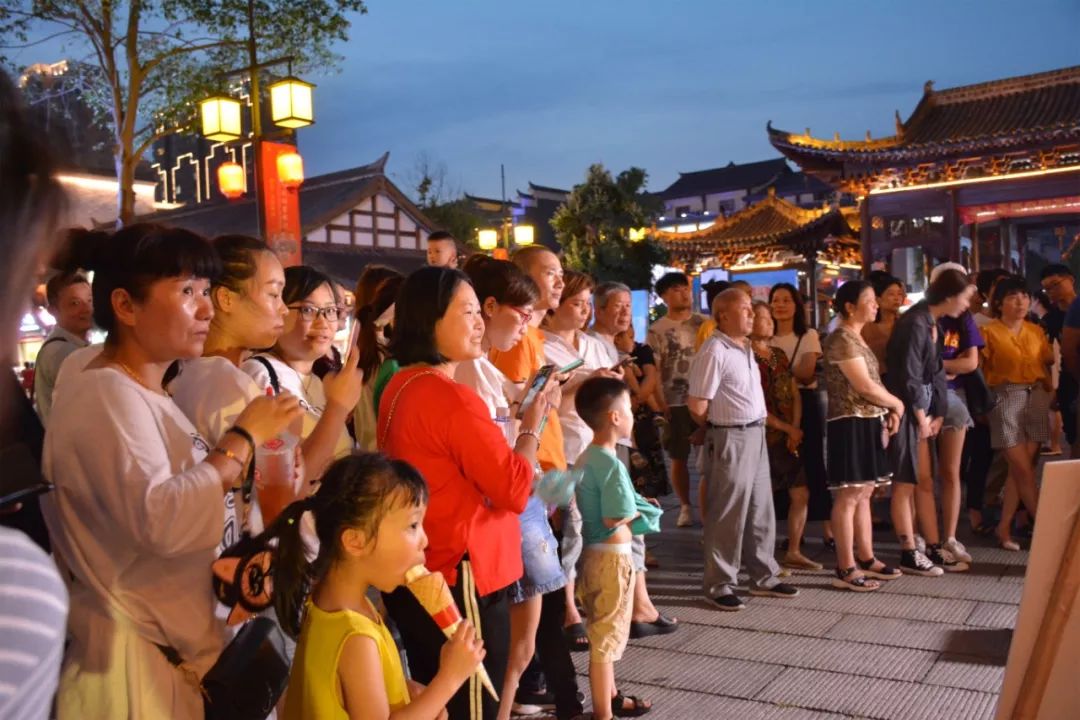 常德河街惊现神秘悬浮人围观群众惊呆了