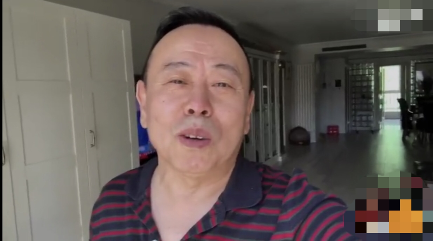 潘长江录制视频却意外暴露豪宅，他家的客厅好大啊