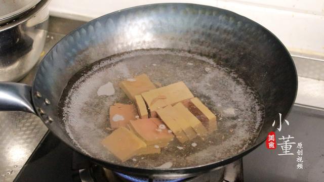 1把韭菜,1块鸭血,多加这一步,鸭血不会散块,营养鲜嫩还清肠