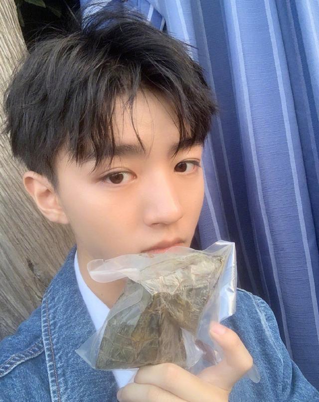 网友意大利偶遇《中餐厅》录制 黄晓明杨紫王俊凯街头合力搬桌子