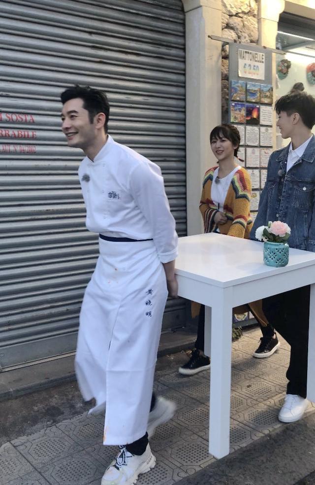 网友意大利偶遇《中餐厅》录制 黄晓明杨紫王俊凯街头合力搬桌子