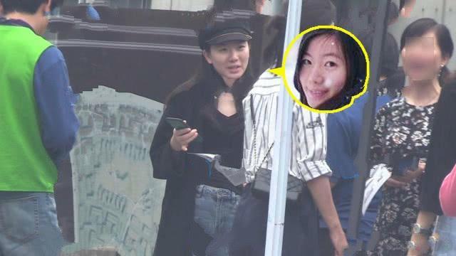 韩寒携手老婆漫步秀恩爱！女儿小野罕见露面，长开似小名媛