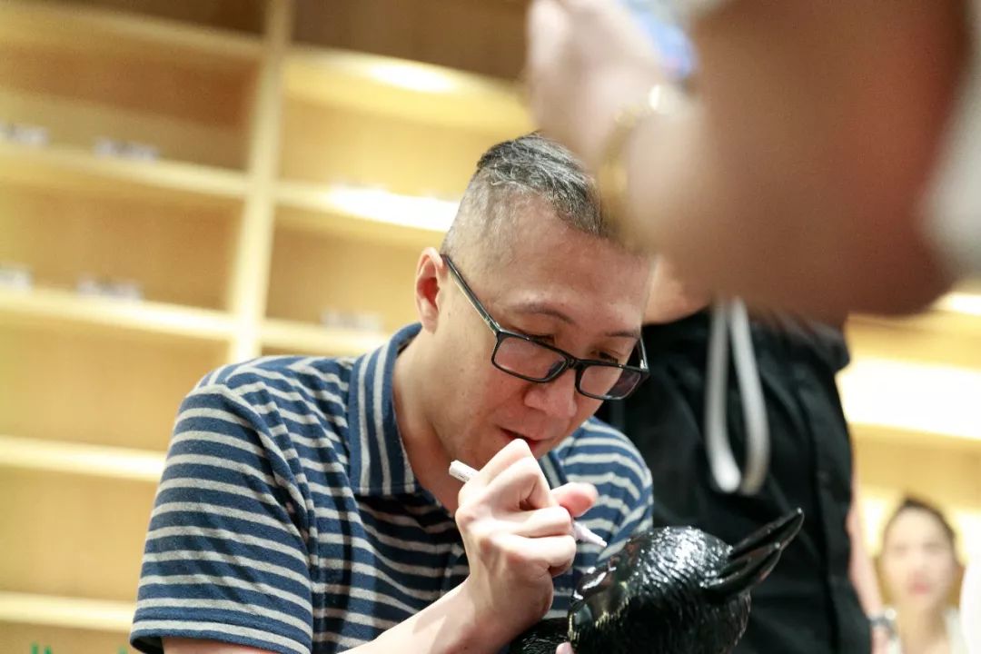 潮闻快食 |艺术家龙家升推出特别版dazimomo！库兹马和奥科吉助阵耐克全亚洲篮球训练营