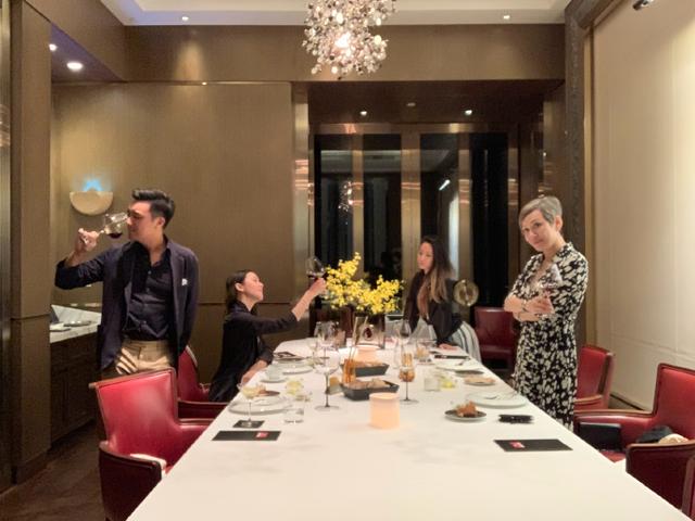 周润发59岁前妻晒游玩照，穿吊带泳装身材不输两女儿