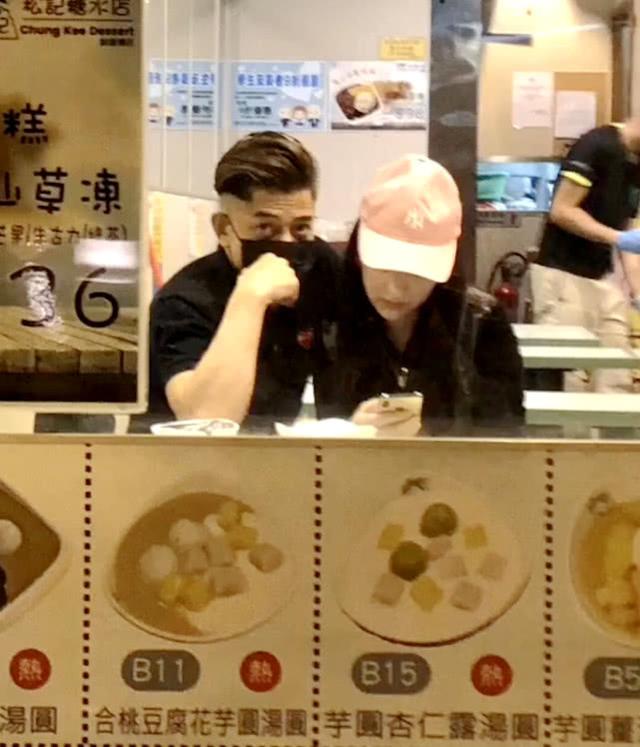 偶遇郭富城方媛恩爱约会吃甜品，两夫妻穿情侣装依偎在一起看手机